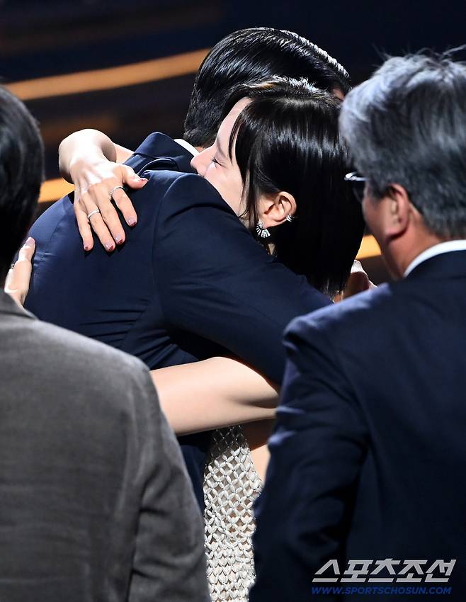손예진이 남우주연상을 수상한 현빈을 꼭 껴안고 있다. 허상욱 기자  wook@sportschosun.com