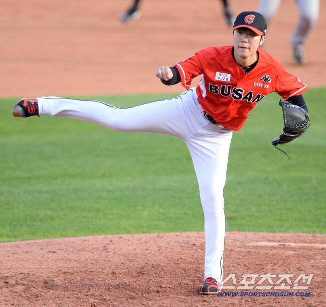 커리어하이 시즌인 2017년 롯데 가을야구를 이끌던 필승조 시절의 박진형. 스포츠조선DB