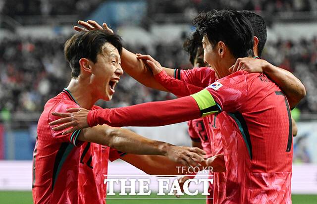 한국 축구가 국제축구연맹(FIFA) 11월 랭킹에서 22위를 유지함으로써 월드컵 본선 출전 12회 만에 사상 첫 조추첨 '포트2' 진입을 사실상 확정했다. 사진은 지난 14일 볼리비아전에서 선제골을 넣은 손흥민(오른쪽)과 이재성./대전월드컵경기장=박헌우 기자