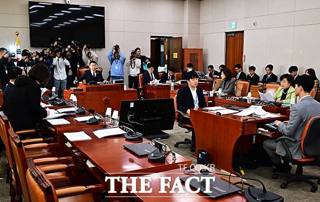 김용민 법안1소위 소위원장이 지난 19일 오전 서울 여의도 국회에서 열린 법제사법위원회 제5차 법안심사제1소위원회에 참석해 안건을 상정하고 있다. /국회=배정한 기자