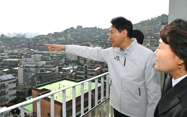 오세훈 서울시장이 6일 오전 성북구 장위13구역 재정비촉진사업 현장을 방문해 일대를 점검하고 있다. /서울시