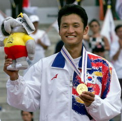 1998년 방콕 아시안게임에서 테니스 2관왕에 오른 윤용일 감독. 채널에이 자료