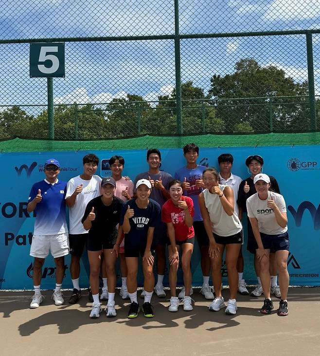 윤용일 감독이 국가대표 후보선수들과 해외 전지훈련을 하고 있다. 윤용일 감독 제공