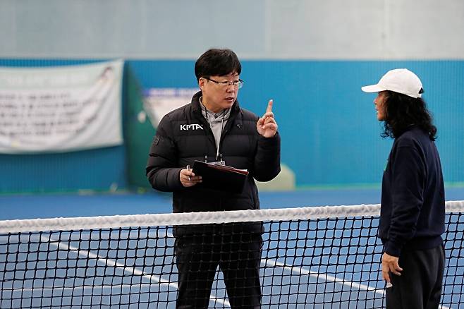 레슨 주의사항을 설명하는 강승룡 부회장