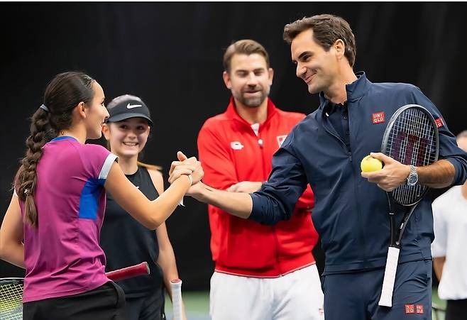 최근 스위스 유망주들과 원포인트 레슨 시간을 가진 로저 페더러. 페더러 인스타그램