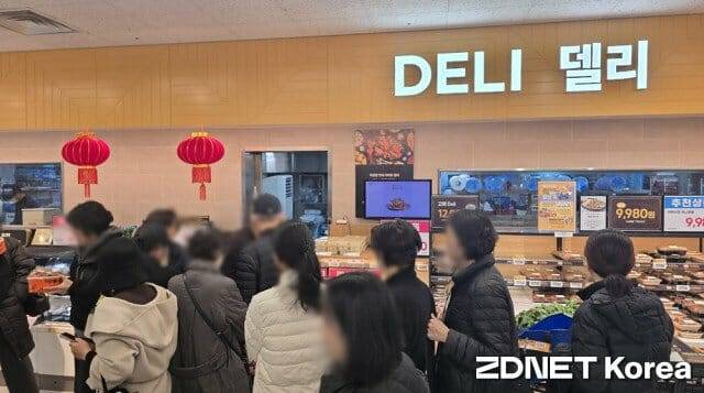 고객들이 20일 오전 이마트 용산점 델리 코너에서 ‘어메이징 완벽치킨’을 구입하기 위해 줄을 서 있다.