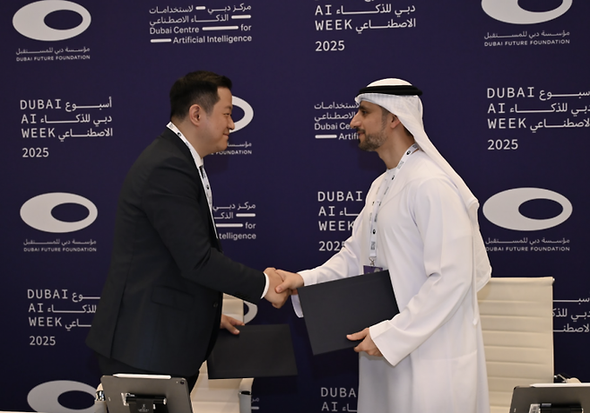 채명수 노타 대표(왼쪽)와 무함마드 알 무다렙 두바이 도로교통국(RTA) CEO(오른쪽)가 지난 4월 열린 AI 위크 2025 행사에서 계약 체결식을 갖고 있다. 노타 제공