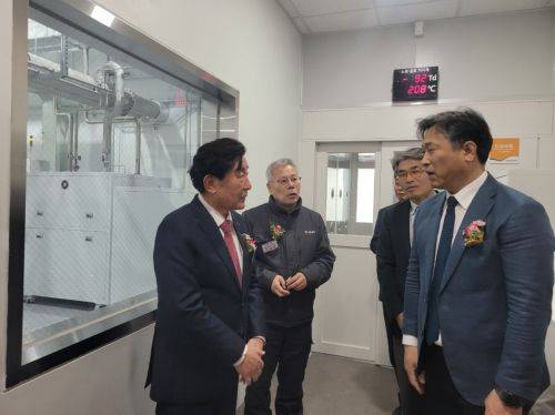 신동욱 솔리비스 대표(사진 오른쪽)가 김명기 횡성군수(사진 왼쪽) 등 참석자들에게 횡성공장 내부를 안내하고 있다. 강희종기자