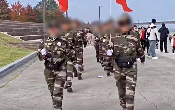 서울 여의도 한강공원에 군복과 유사한 복장을 입은 중국인 단체가 행진곡에 맞춰 단체 행진을 하고 있다. 더우인