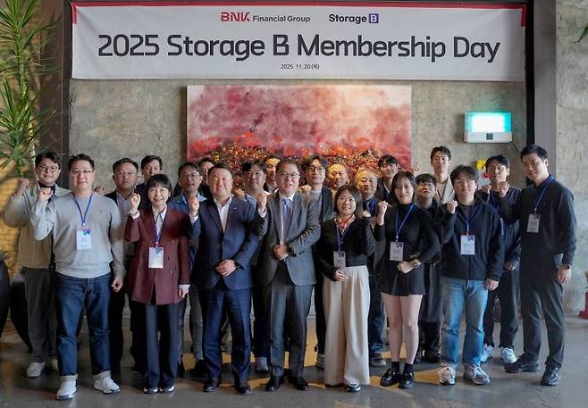BNK금융그룹이 부산서 스타트업·핀테크 회원사 초청 ‘Storage B 멤버십 데이’를 개최하고 기념촬영하고 있다. BNK금융 제공
