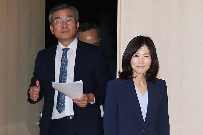 김진아(오른쪽) 외교부 2차관, 박성주 경찰청 국가수사본부장 등 정부 합동대응팀이 지난 17일 오후 캄보디아 수도 프놈펜의 주캄보디아 한국 대사관에서 열린 기자회견에 입장하고 있다. /박성원 기자