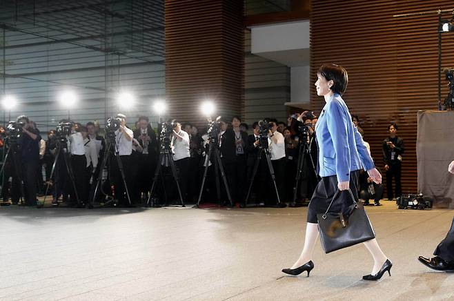 다카이치 사나에 일본 총리가 지난달 21일 하마노 가방을 손에 들고 총리 관저로 들어서고 있다. /연합뉴스