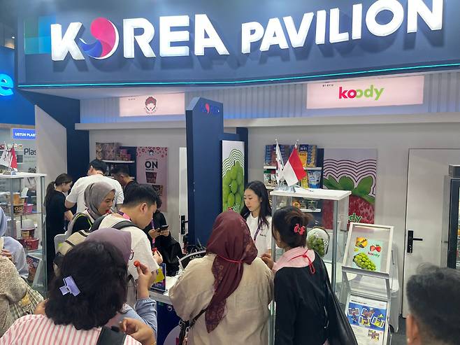 13일  2025시알 인터푸드 박람회에서 한국 농산물수출기업 쿠디가 딸기 시식을 시작하자, 사람들이 몰려들고 있다./ 안소영 기자