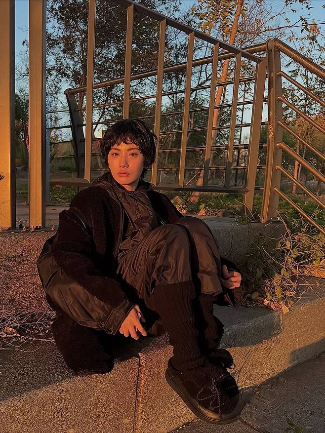 레그워머에 바지를 넣어 유니크한 패션을 선보인 나나. 인스타그램 @jin_a_nana