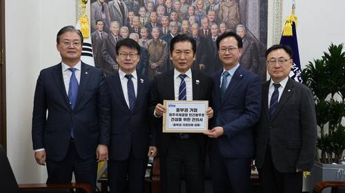 왼쪽부터 이연희·임호선 의원, 정청래 당 대표, 송재봉·이광희 의원. 송재봉 의원실 제공. 연합뉴스