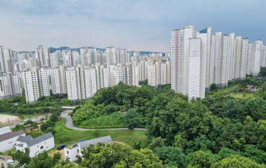 붕괴 위기의 지방 부동산 경기를 살리기 위해 수도권과 정반대로 금융규제 완화 등 부양책이 필요하다. 사진은 세종시 아파트단지 모습. 사진=대전일보 DB