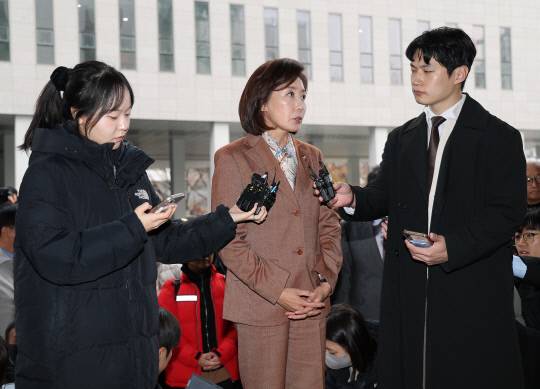 국민의힘 나경원 의원이 20일 '국회 패스트트랙 충돌' 1심 선고 공판 참석을 위해 서울 양천구 서울남부지방법원에 들어서며 취재진 질문을 받고 있다. 연합뉴스