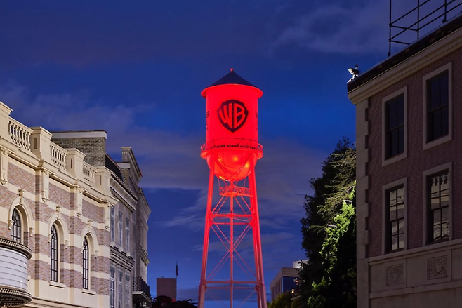 캘리포니아 버뱅크의 워너 브라더스 스튜디오에 있는 급수탑을 붉은 색 조명이 비추고 있다. 이 급수탑은 1927년 화재 진압용 물을 담기 위해 세워졌고, 지금은 물을 담진 않은 채 워너 브라더스의 상징으로서 역할을 한다. 워너 브라더스 디스커버리 제공