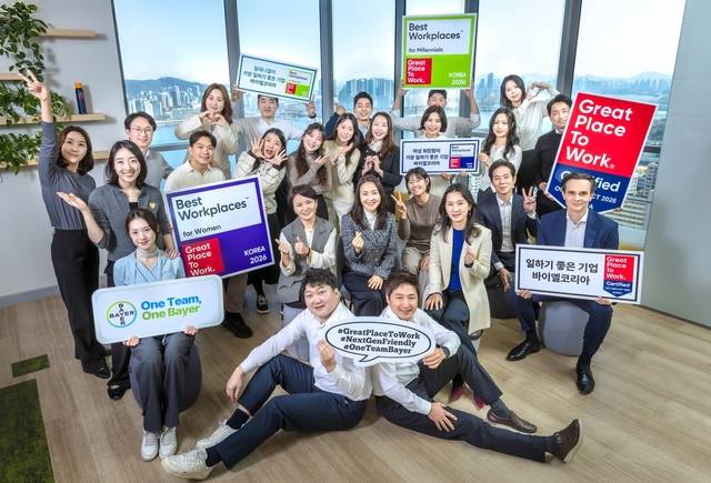 바이엘 코리아 직원들이 GPTW ‘2025대한민국 일하기 좋은 기업’ 인증 획득 기념 촬영을 하고 있다. 바이엘코리아 제공