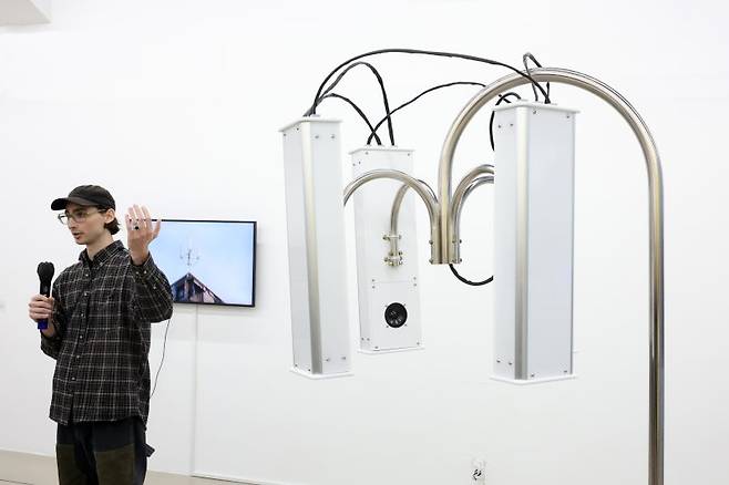 지난 19일 서울 종로구 아르코미술관에서 아르코 예술창작실 작가전 '인 시투(In Situ)' 기자간담회에서 작가 크리스티앙 슈바르츠가 작품을 설명하고 있다. 뉴시스