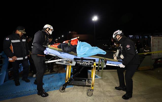 19일 오후 전남 목포시 목포해양경찰서 전용 부두로 여객선 퀸제누비아2호 탑승객들이 구조되고 있다. 267명이 탑승한 퀸제누비아2호는 이날 오후 8시17분께 전남 신안군 장산도 남방 족도에 좌초됐다. 연합뉴스