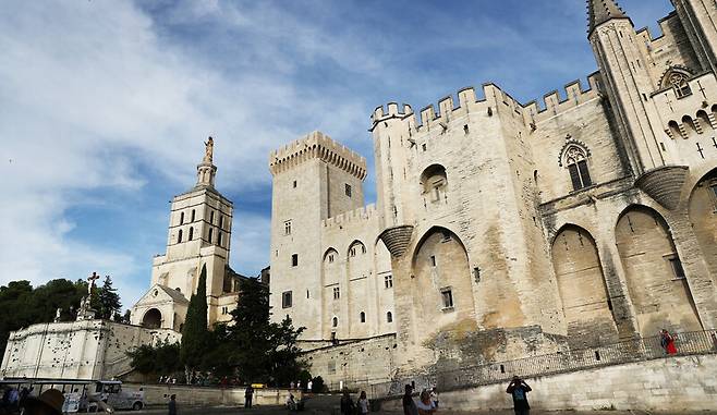 1309년부터 68년간 7명의 교황이 머물렀던 아비뇽 교황청의 웅장한 모습. 박미향 기자
