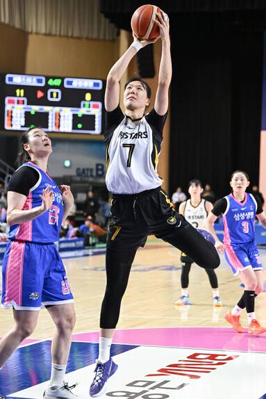 지난 19일 용인 삼성생명과 치른 복귀전에서 활약하는 모습. 한국여자농구연맹 제공