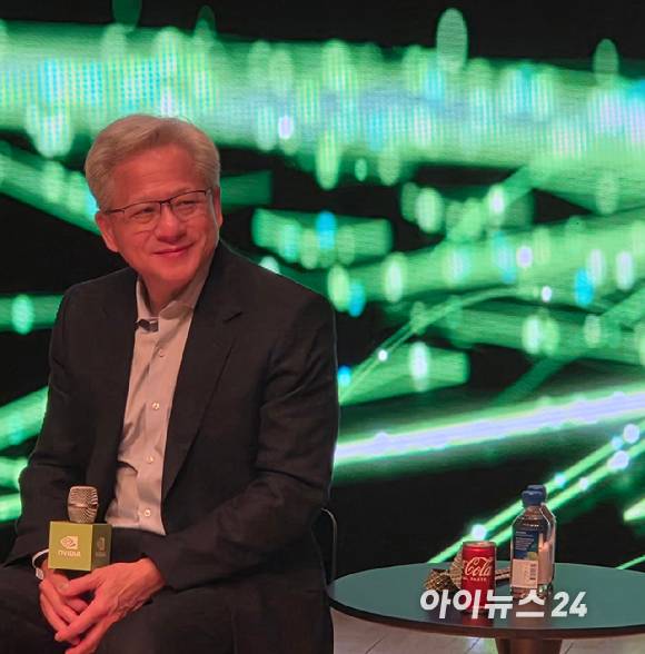 젠슨 황 엔비디아 CEO가 지난달 31일 경북 경주예술의전당에서 열린 '엔비디아 프레스 컨퍼런스'에서 기자들의 질의응답에 답하고 있다.