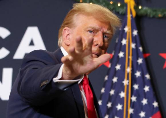 지난 2023년 12월 당시 도널드 트럼프 전 대통령이 아이오와주 워털루에서 유세하고 있다. [사진=로이터/연합뉴스]