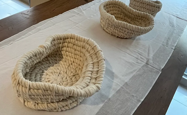 김혁종, 직조·직조 그릇 3점  ‘우리가 어떤 모습일지라도’ (2025. 코일링 면로프, 혼합재료·가변설치)