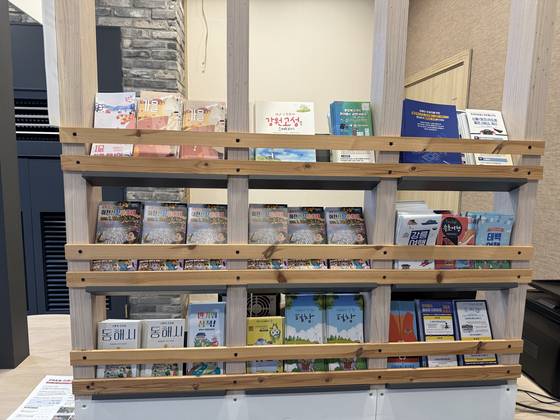 강원도 화천군청 관광정책과 직원이 지난 14일 고속도로 휴게소를 방문해 '2026 화천산천어축제' 리플릿을 비치한 모습. [사진 화천군]