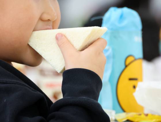 학교 급식실이 파업에 돌입하자 학생이 대체 급식을 먹고 있다. 연합뉴스
