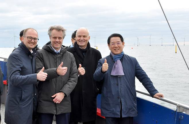 김영록 지사는 신재생에너지가 미래 에너지의 대세가 될 것을 일찍부터 확신해왔다. 사진은 2024년 4월, 해상풍력 선진국인 덴마크 코펜하겐 미들그루덴 해상풍력단지를 시찰하는김 지사(오른쪽). [사진 전라남도]