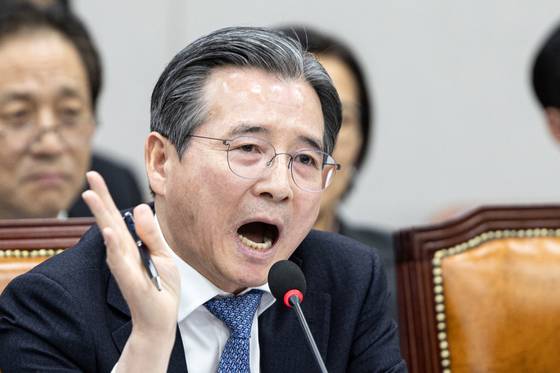 김용범 대통령실 정책실장이 18일 서울 여의도 국회에서 열린 제429회국회(정기회) 운영위원회 제5차 전체회의 김은혜 국민의힘 의원이 질의 중 가족을 언급하자 격노하고 있다. 뉴스1