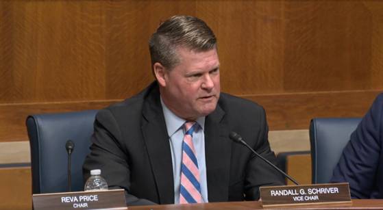 18일 미국 워싱턴에서 열린 미중 경제안보검토위원회 연례보고서 발표 청문회에서 랜들 슈라이버 부위원장이 중국의 대만 위협 실태를 말하고 있다. USCC 홈페이지 캡처