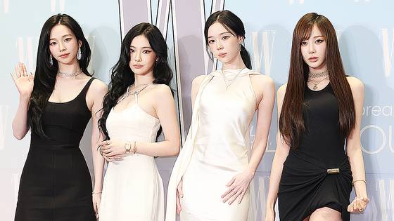 에스파 카리나(왼쪽부터)와 닝닝, 윈터, 지젤이 지난달 15일 서울 종로구 포시즌스 호텔에서 열린 ‘제20회 유방암 인식 향상 캠페인 자선 행사’에서 포즈를 취하고 있다. 뉴스1