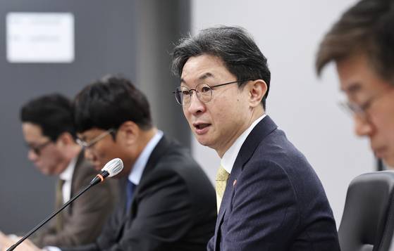 이억원 금융위원장이 20일 오전 서울 중구 여신금융협회에서 열린 여신전문금융업권 최고경영자(CEO) 간담회에서 모두발언을 하고 있다. 뉴스1