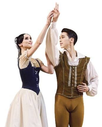 전민철은 지난달 22일 ‘지젤’에서 알브레히트 공작으로도 데뷔했다. /ⓒ미하일 빌축, 마린스키극장 제공