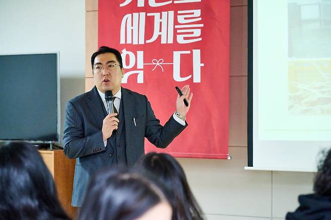 지난 19일 충남 서산에서 열린 투다리 비즈니스 비전 발표회에서 이문규 이원 체인사업본부 총괄이사가 발언하고 있다./사진 제공=투다리