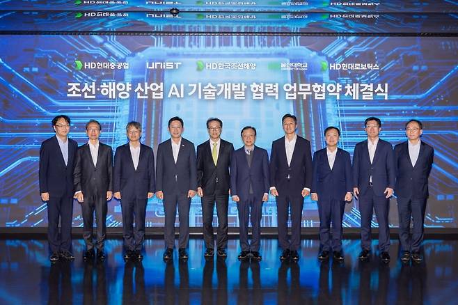 HD현대는 11월 20일 판교 글로벌R&D센터에서 UNIST, 울산대와 ‘조선·해양 산업 AI 기술 개발 협력을 위한 업무 협약’을 체결했다. 조영철 HD현대 부회장, 금석호 HD현대중공업 사장, 배경훈 부총리 겸 과학기술정보통신부 장관, 박종래 UNIST 총장, 오연천 울산대 총장, 정기선 HD현대 회장, 김형관 HD한국조선해양 사장, 정영근 HD현대로보틱스 로봇사업부문장. 사진=HD현대
