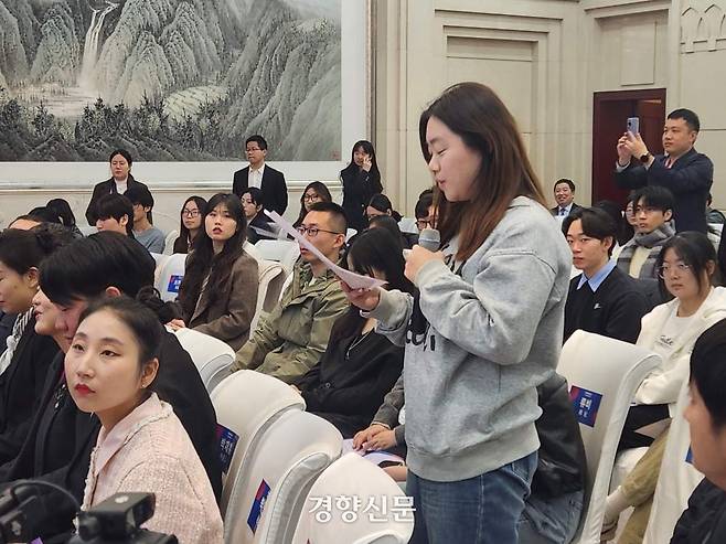 한 중국 대학생이 20일 산둥성 지난시 산둥호텔에서 열린 한·중좌담회에서 노재헌 대사에게 질문하고 있다. 지난 | 박은하 특파원