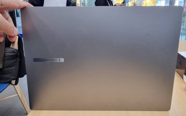 ASUS 엑스퍼트북 P3의 디스플레이 겉면부. 정옥재 기자