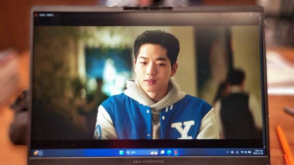 ASUS 엑스퍼트북 P3로 넷플릭스를 감상했다. 정옥재 기자