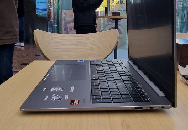 ASUS 엑스퍼트북 P3 우측 모습. 정옥재 기자