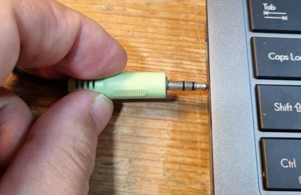 ASUS 엑스퍼트북 P3의 좌측 측면부에 오디오 잭을 연결할 수 있다. 정옥재 기자