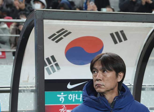 Korean national football team head coach Hong Myung-bo is seen during a friendly against Ghana at World Cup Stadium in Mapo District, western Seoul, on Nov. 18. [YONHAP]