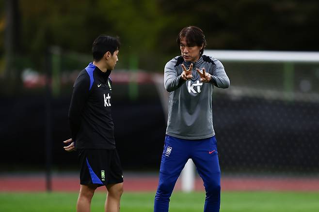 Korean national football team head coach Hong Myung-bo, right, is seen on the field coaching Lee Kang-in during a friendly against Paraguay at Goyang Auxiliary Stadium in Goyang, Gyeonggi, on Oct. 14. [KOREA FOOTBALL ASSOCIATION]