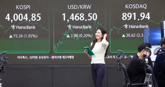 Electronic display boards at Hana Bank in central Seoul show the market closing price on Nov. 20. [NEWS1]