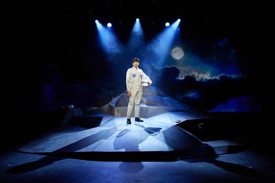 Actor Ko Sang-ho performs as astronaut Michael Collins in the new Korean musical ″Behind the Moon″ at the Chungmu Arts Center in Jung District, central Seoul, on Nov. 18. [COMPANY YEONJAK]