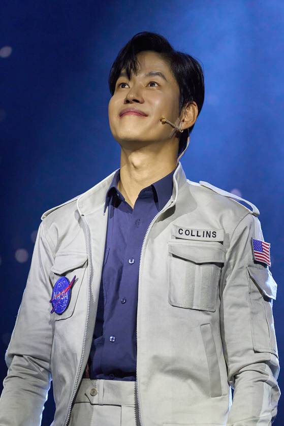 Actor Yu Jun-sang performs as astronaut Michael Collins in the new Korean musical ″Behind the Moon″ at the Chungmu Arts Center in Jung District, central Seoul, on Nov. 18. [COMPANY YEONJAK]